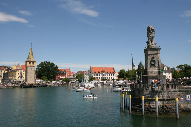 Hafen in Lindau am Bodensee/Bayern mit solitärer Quercus frainetto rechts vom Mangturm (Foto: 20.05.2024, V. A. Bouffier)