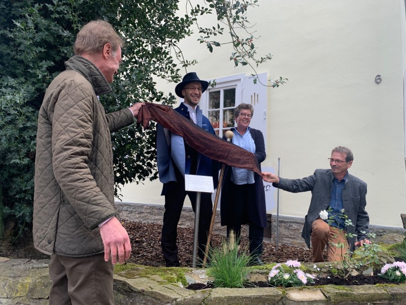 Enthüllung des Widmungsschildes der Stechpalme als Champion Tree 2021. Von links: Graf von Oppersdorff zu Solms-Braunfels, Baumkönig Nikolaus Fröhlich, Präsidentin der GDA Barbara Vogt, Vorsitzender des Freundeskreises Herrengarten Braunfels Martin Fuchs. (Foto: Rainer Schwanitz)